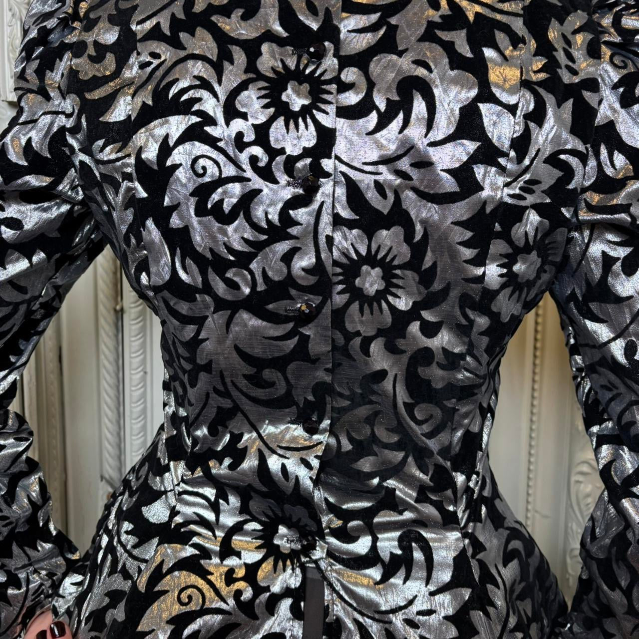 Cachet 80s silver and black abstract print peplum top