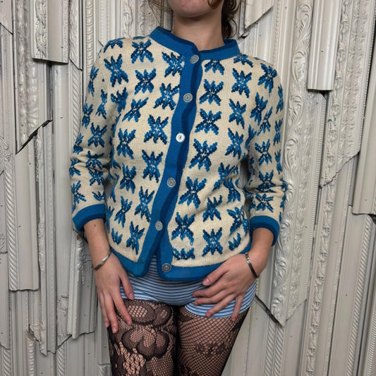 Vintage 50s/60s blue and white 100% acrylic knit slim fit button down cardigan
