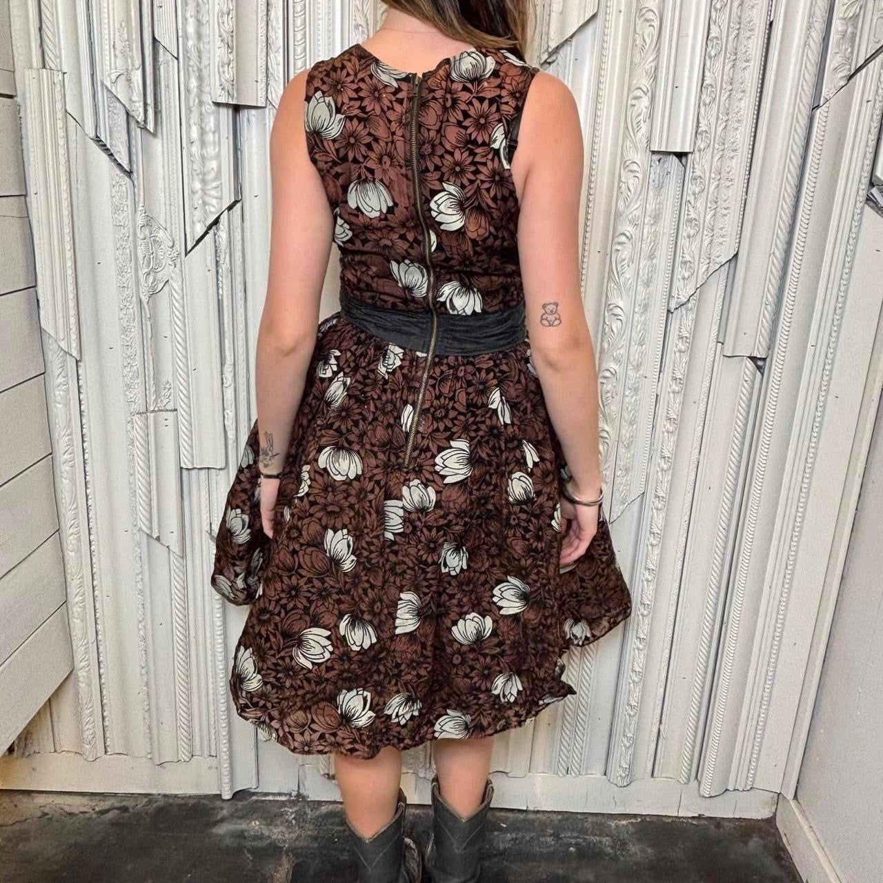 Vintage brown and white floral print knee length dress with ruching