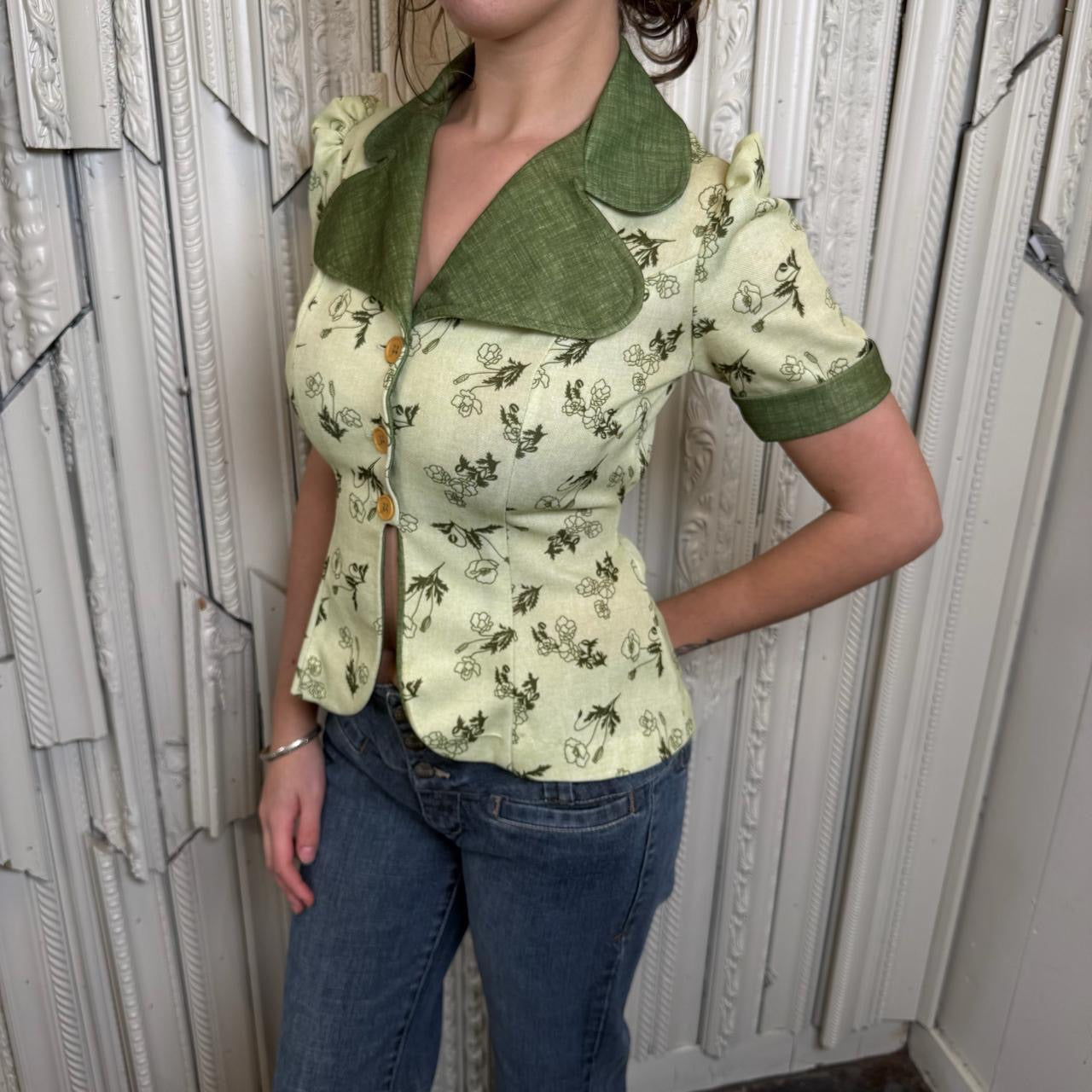 Vintage 60s/70s green floral print polyester collared button down blouse