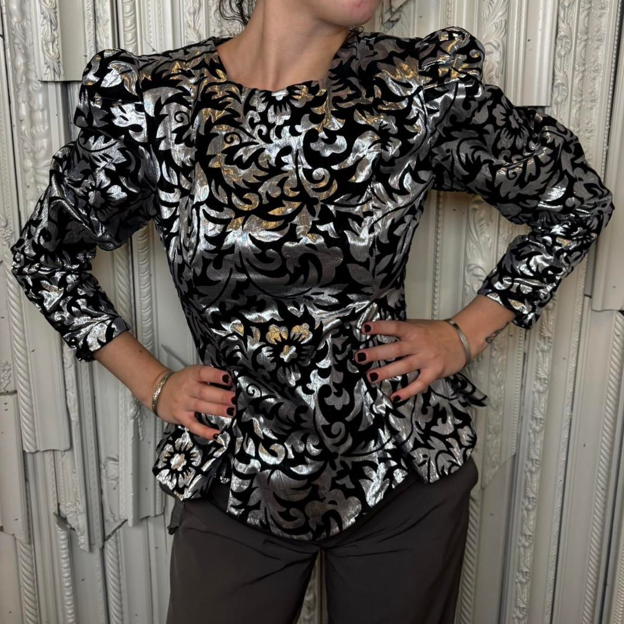 Cachet 80s silver and black abstract print peplum top